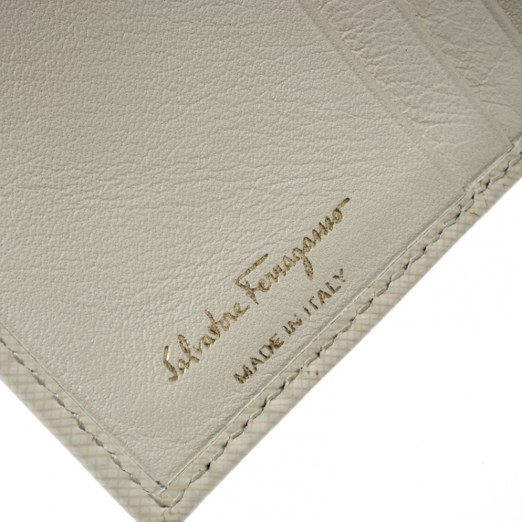 Pre Owned Salvatore Ferragamo Cream Leather Gancio Compact Wallet