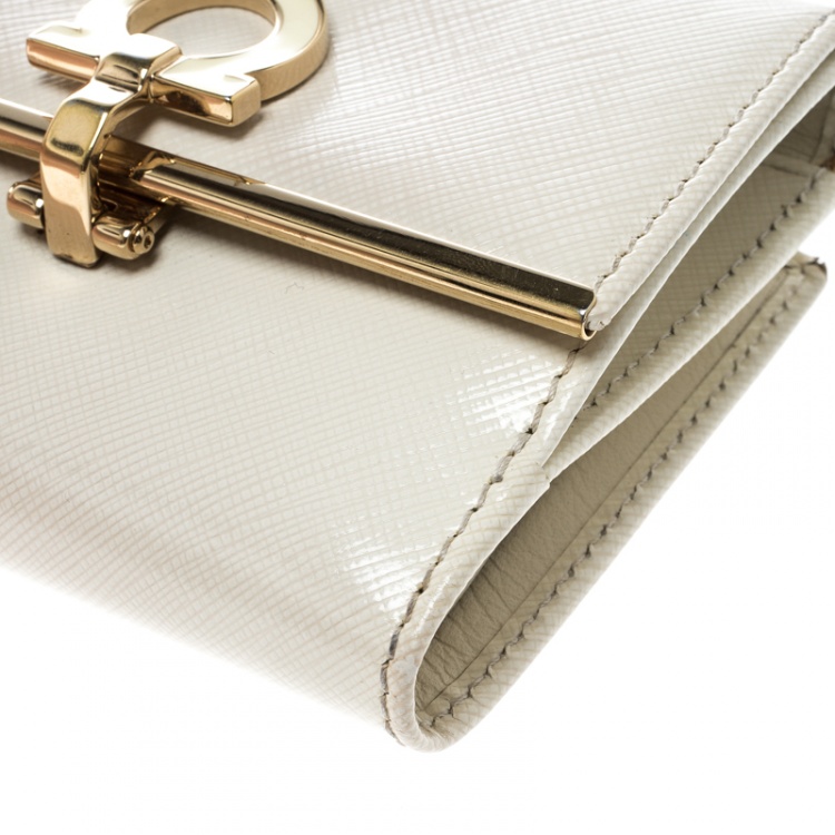 Pre Owned Salvatore Ferragamo Cream Leather Gancio Compact Wallet