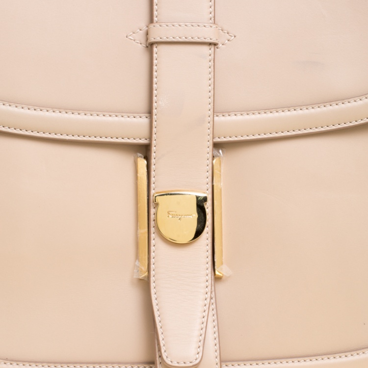 مملوكة مسبقًا Salvatore Ferragamo Beige Leather Elly Shoulder Bag