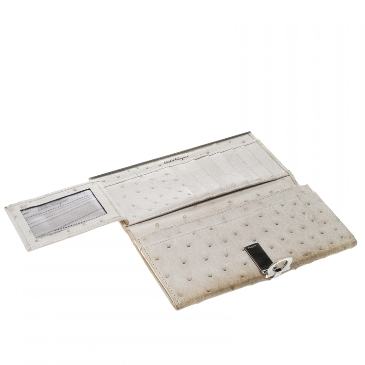 مملوكة مسبقًا Salvatore Ferragamo Khaki Ostrich Gancio Continental Wallet