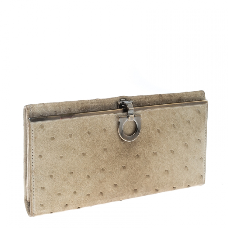مملوكة مسبقًا Salvatore Ferragamo Khaki Ostrich Gancio Continental Wallet