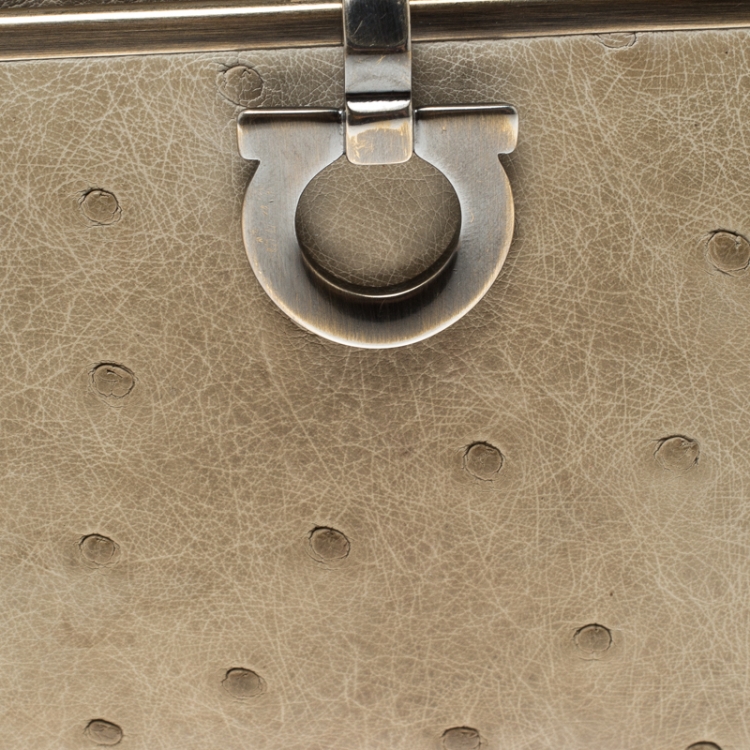 مملوكة مسبقًا Salvatore Ferragamo Khaki Ostrich Gancio Continental Wallet