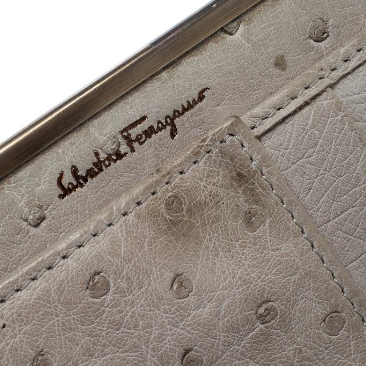 مملوكة مسبقًا Salvatore Ferragamo Khaki Ostrich Gancio Continental Wallet