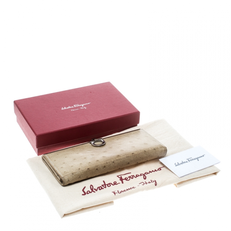 مملوكة مسبقًا Salvatore Ferragamo Khaki Ostrich Gancio Continental Wallet