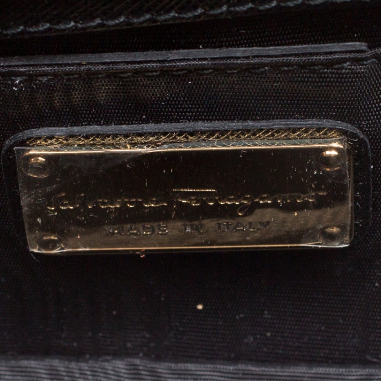 مملوكة مسبقًا Salvatore Ferragamo Black Leather Miss Vara Bow Wristlet Clutch