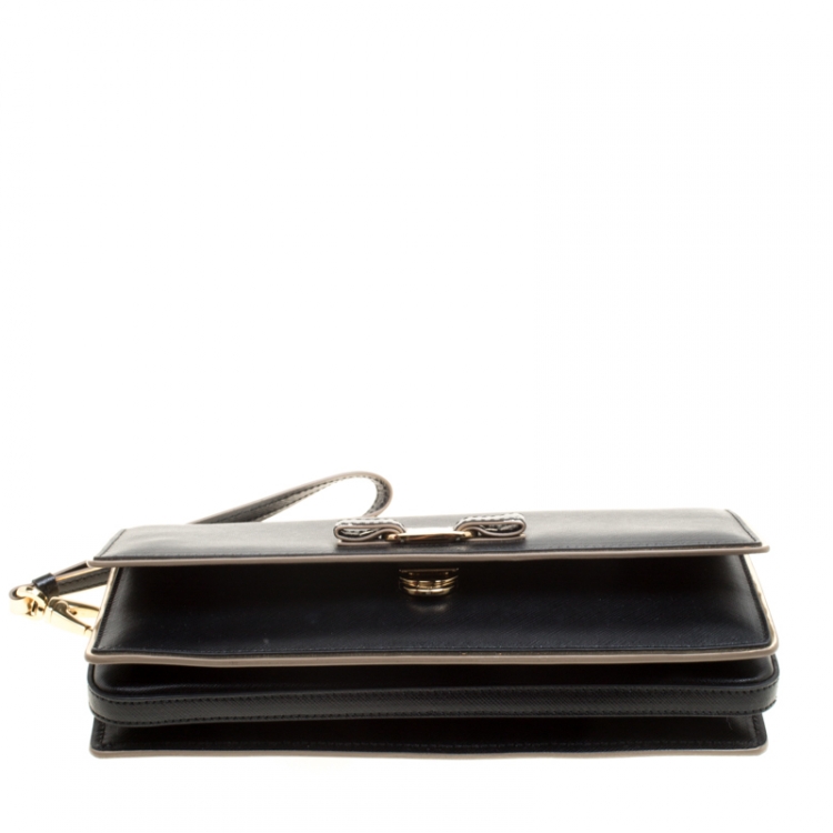 مملوكة مسبقًا Salvatore Ferragamo Black Leather Miss Vara Bow Wristlet Clutch