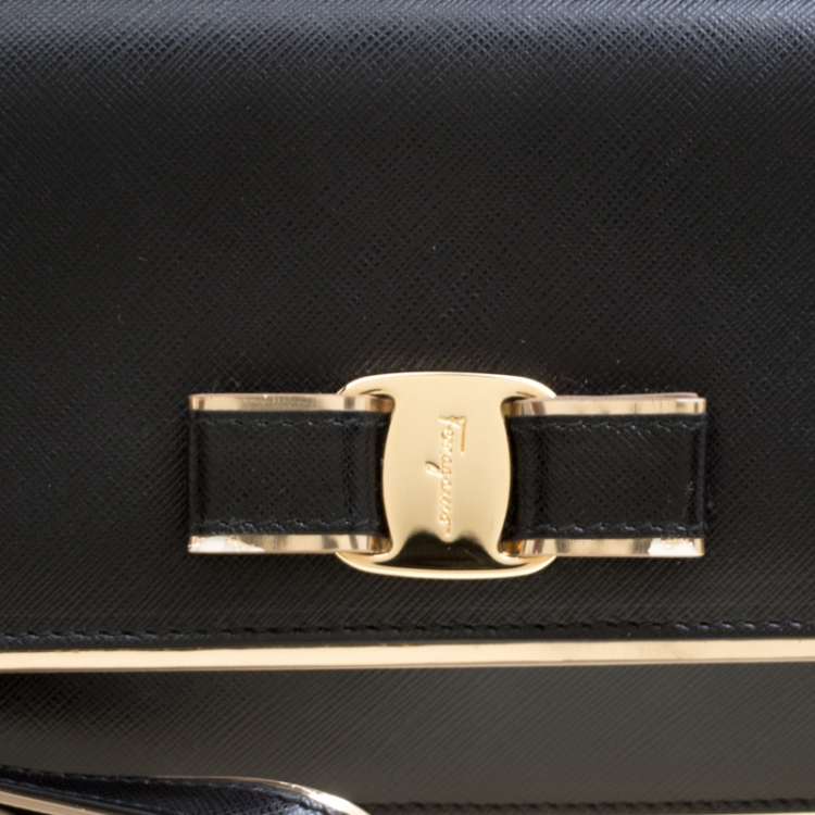مملوكة مسبقًا Salvatore Ferragamo Black Leather Miss Vara Bow Wristlet Clutch