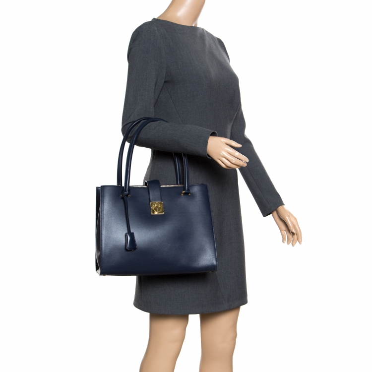 مملوكة مسبقًا Salvatore Ferragamo Navy Blue Leather Marlene Tote