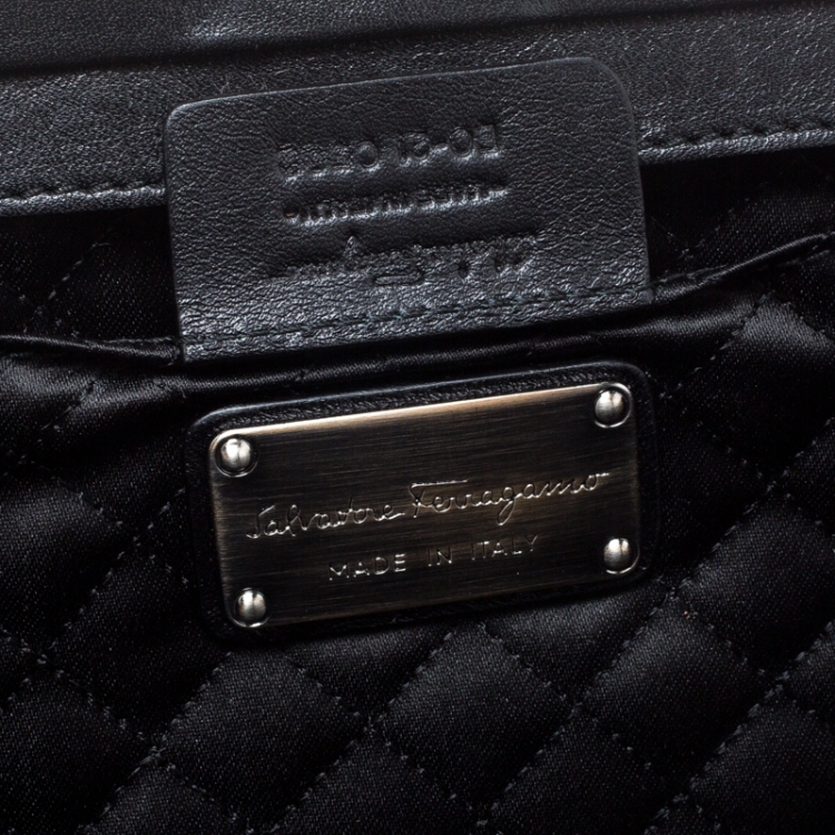 مملوكة مسبقًا Salvatore Ferragamo Black Satin Gancini Clutch 