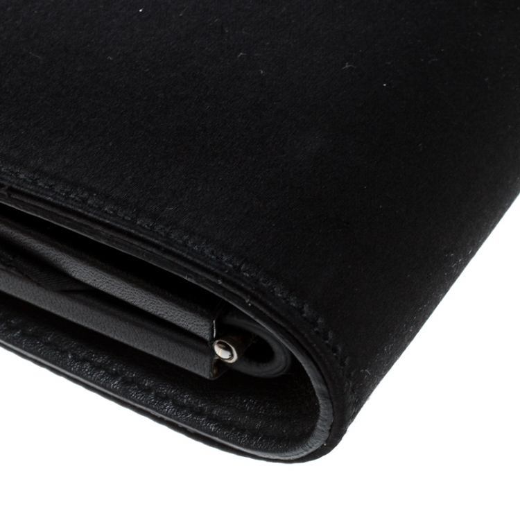 مملوكة مسبقًا Salvatore Ferragamo Black Satin Gancini Clutch 