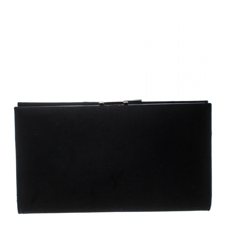 مملوكة مسبقًا Salvatore Ferragamo Black Satin Gancini Clutch 