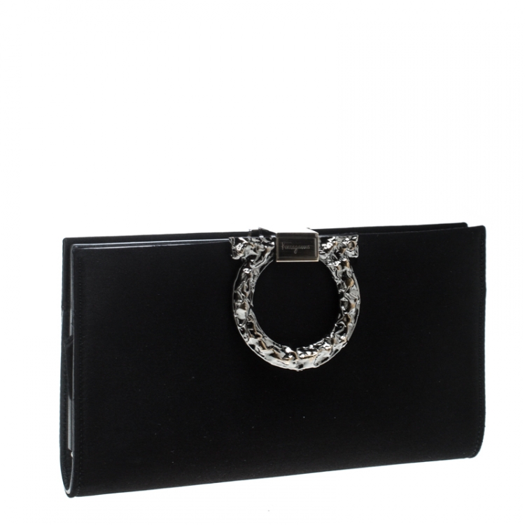 مملوكة مسبقًا Salvatore Ferragamo Black Satin Gancini Clutch 