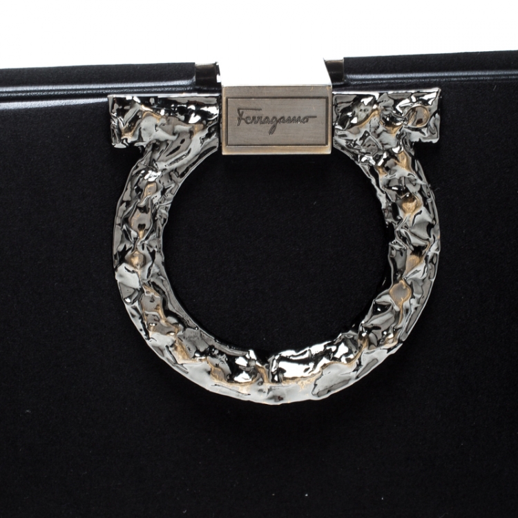 مملوكة مسبقًا Salvatore Ferragamo Black Satin Gancini Clutch 