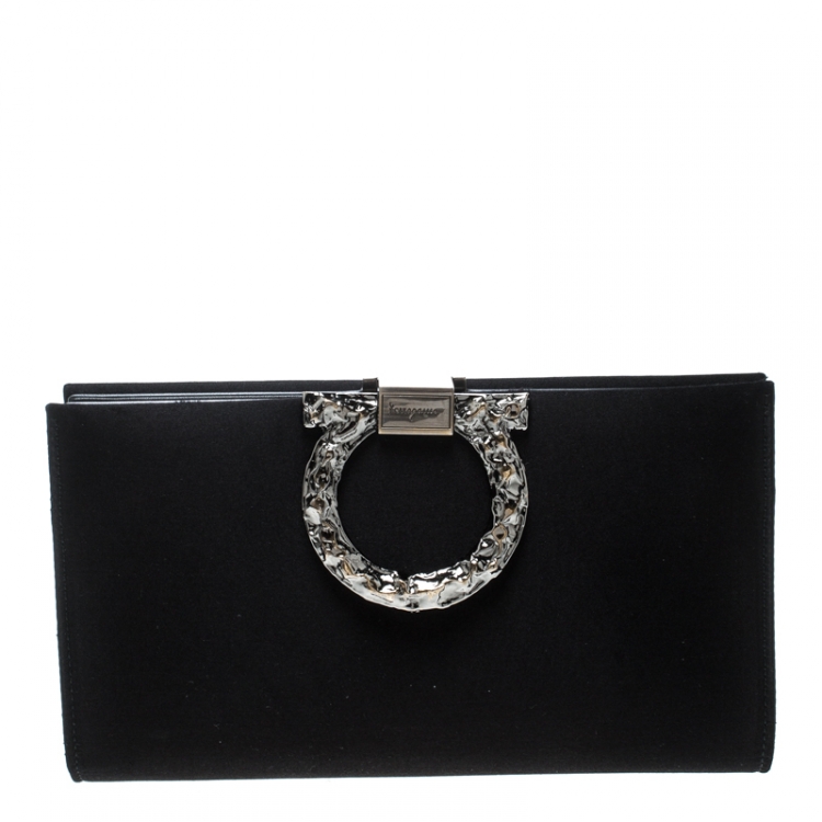 مملوكة مسبقًا Salvatore Ferragamo Black Satin Gancini Clutch 