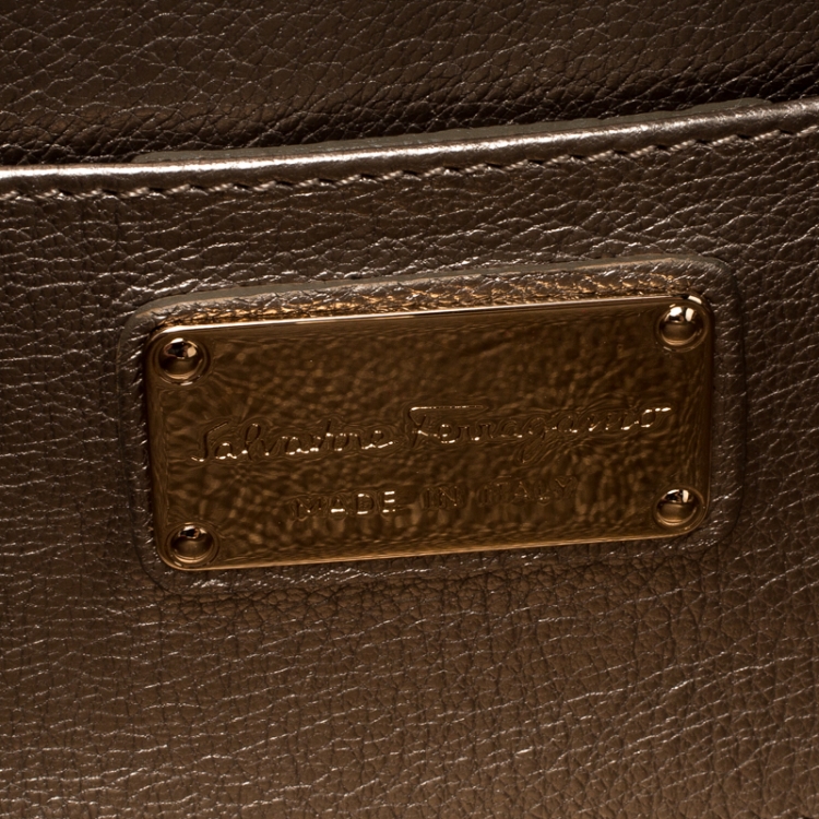 مملوكة مسبقًا Salvatore Ferragamo Beige/Gold Leather and Metal Box Clutch