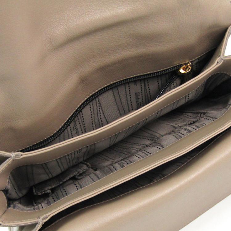 Pre Owned Salvatore Ferragamo Beige Leather Shoulder Bag