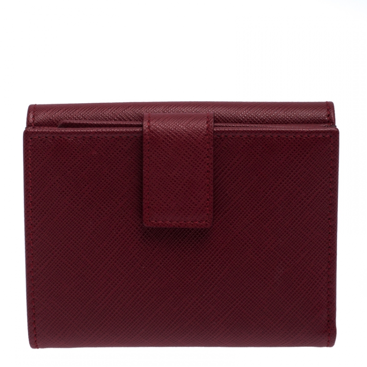 مملوكة مسبقًا Salvatore Ferragamo Red Leather  Double Gancio French Wallet