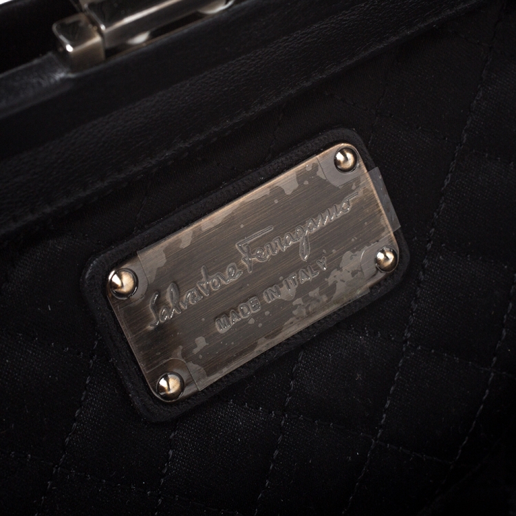 مملوكة مسبقًا Salvatore Ferragamo Black Satin Musa Gancini Clutch