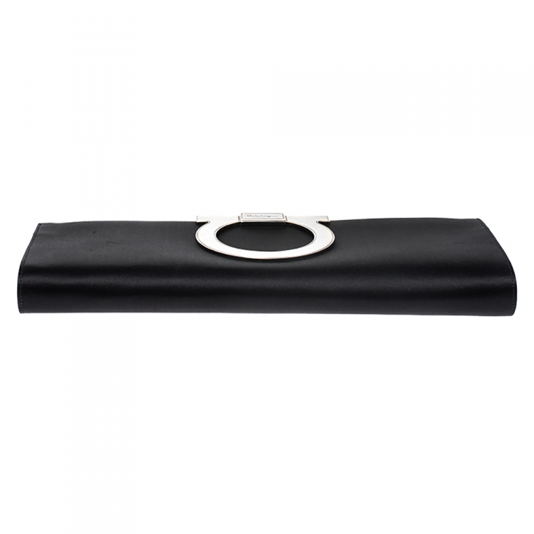 مملوكة مسبقًا Salvatore Ferragamo Black Satin Musa Gancini Clutch