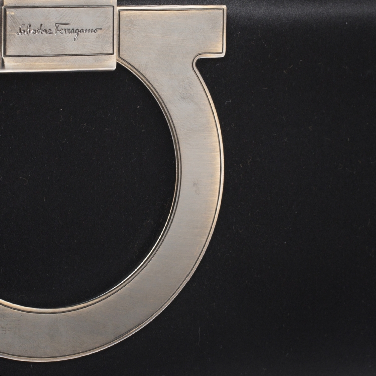 مملوكة مسبقًا Salvatore Ferragamo Black Satin Musa Gancini Clutch