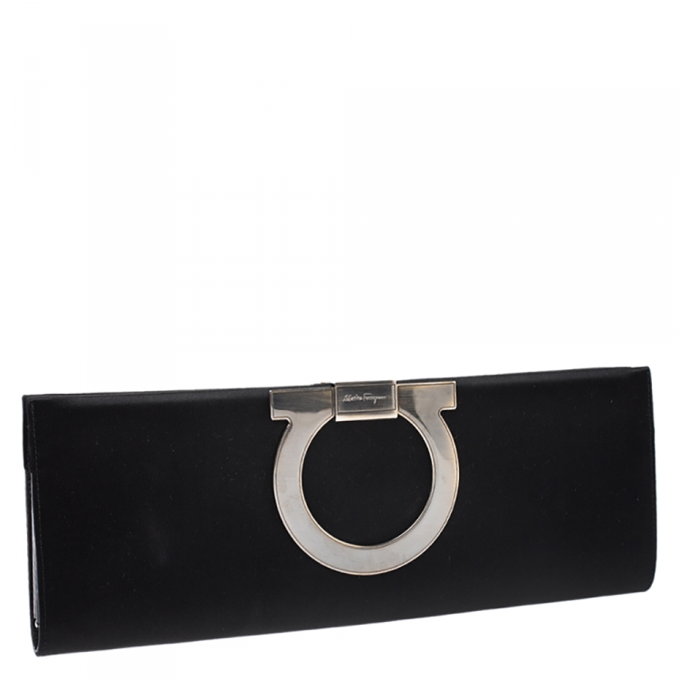 مملوكة مسبقًا Salvatore Ferragamo Black Satin Musa Gancini Clutch