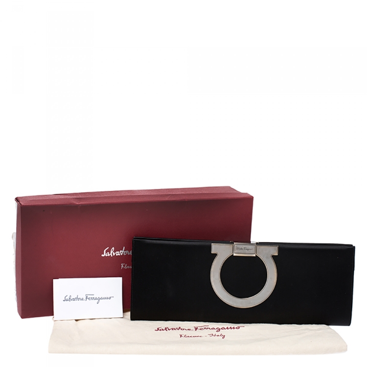 مملوكة مسبقًا Salvatore Ferragamo Black Satin Musa Gancini Clutch