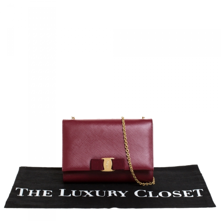 مملوكة مسبقًا Salvatore Ferragamo Wine Red Leather Vara Bow Chain Shoulder Bag
