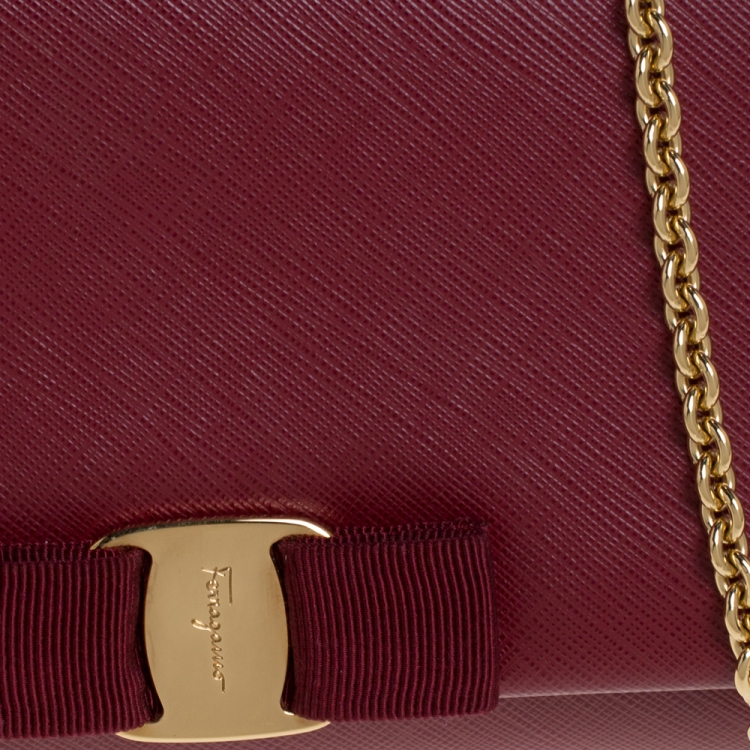 مملوكة مسبقًا Salvatore Ferragamo Wine Red Leather Vara Bow Chain Shoulder Bag