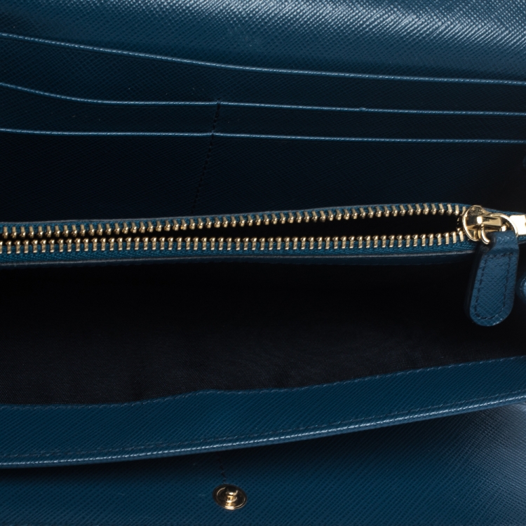 مملوكة مسبقًا Salvatore Ferragamo Blue Leather Double Gancio Continental Wallet