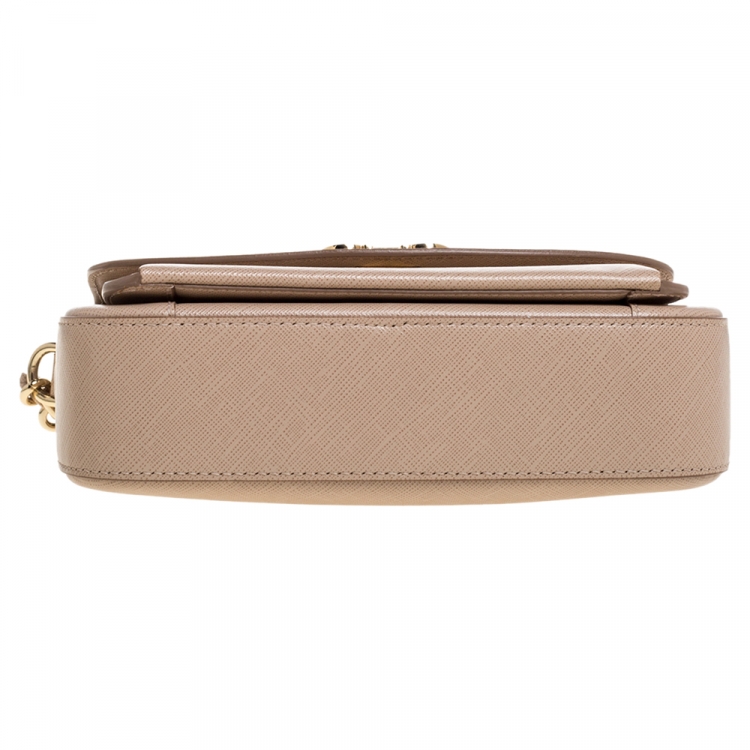 مملوكة مسبقًا Salvatore Ferragamo Beige Leather Sandrine Shoulder Bag