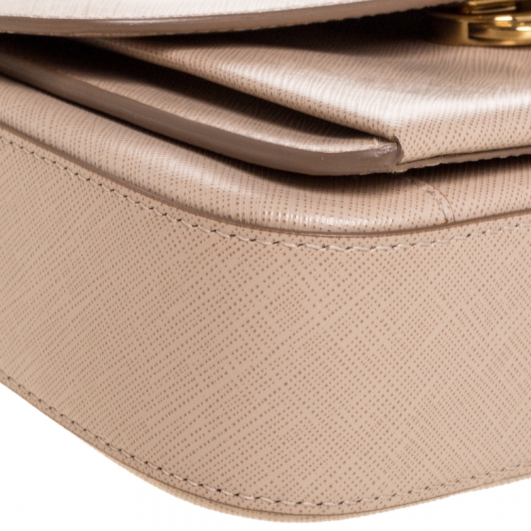 مملوكة مسبقًا Salvatore Ferragamo Beige Leather Sandrine Shoulder Bag
