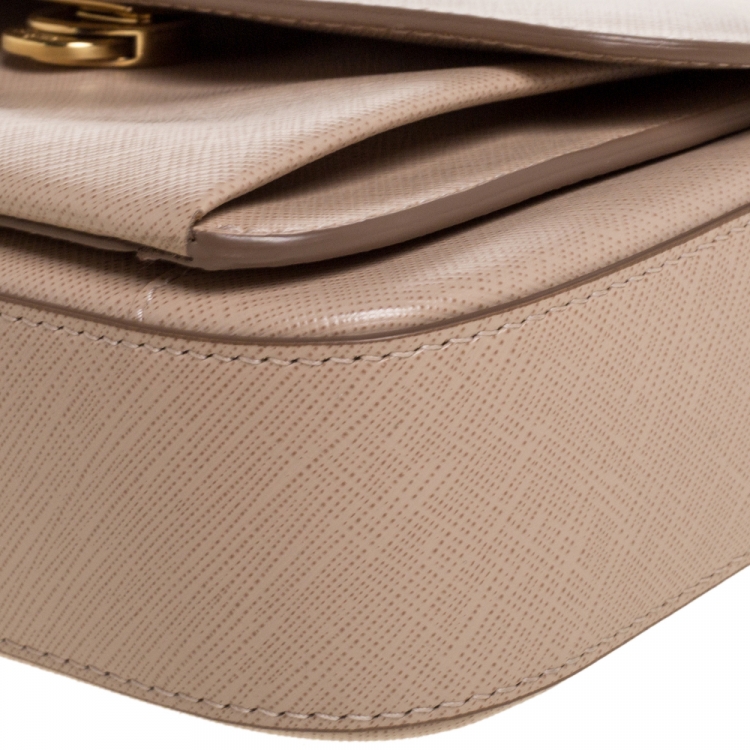 مملوكة مسبقًا Salvatore Ferragamo Beige Leather Sandrine Shoulder Bag
