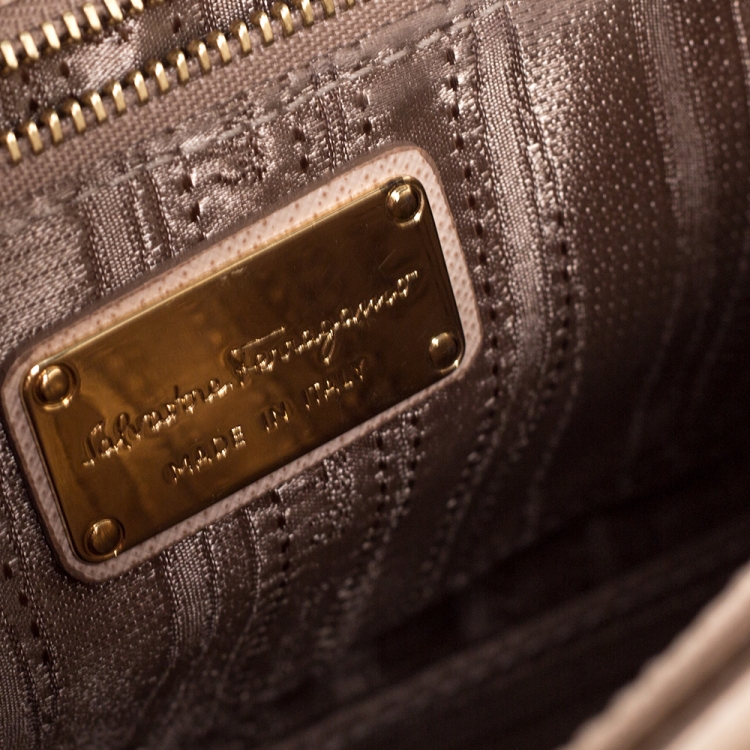مملوكة مسبقًا Salvatore Ferragamo Beige Leather Sandrine Shoulder Bag