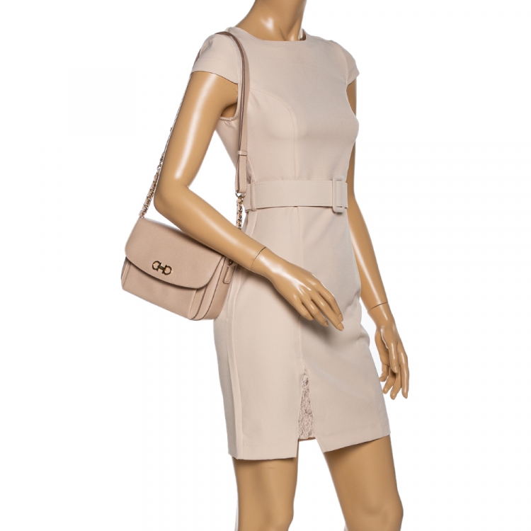 مملوكة مسبقًا Salvatore Ferragamo Beige Leather Sandrine Shoulder Bag