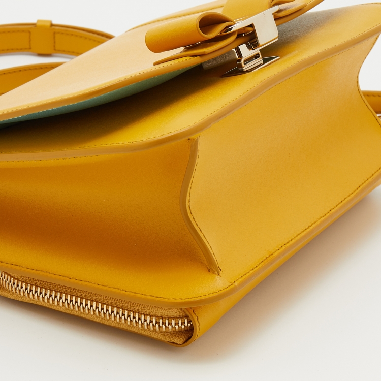 مملوكة مسبقًا Salvatore Ferragamo Yellow Leather Vara Bow Shoulder Bag