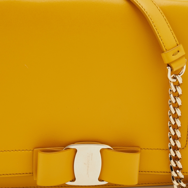 مملوكة مسبقًا Salvatore Ferragamo Yellow Leather Vara Bow Shoulder Bag