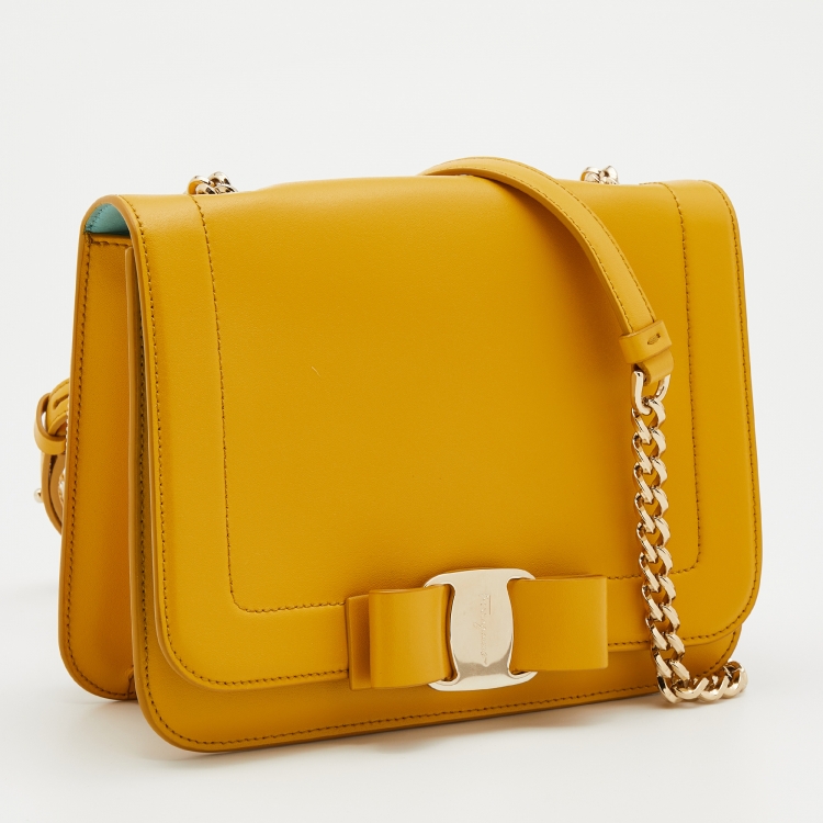 مملوكة مسبقًا Salvatore Ferragamo Yellow Leather Vara Bow Shoulder Bag