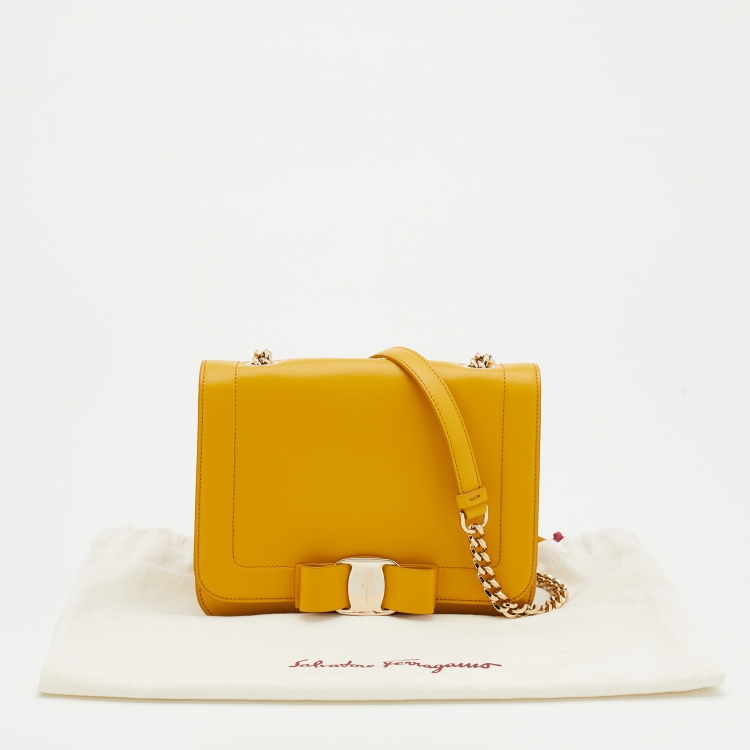 مملوكة مسبقًا Salvatore Ferragamo Yellow Leather Vara Bow Shoulder Bag