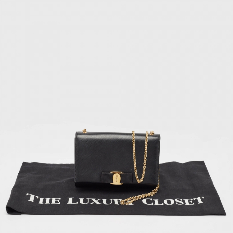 Pre Owned Salvatore Ferragamo Black Leather Vara Bow Chain Clutch