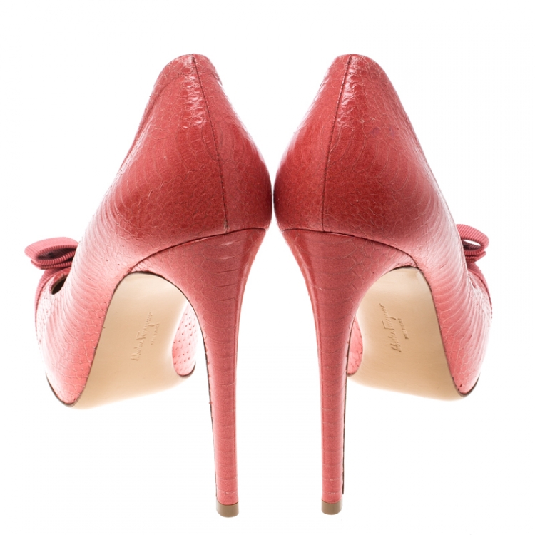 Pre Owned Salvatore Ferragamo Coral Pink Python Carla Vara Bow Pumps Size 39