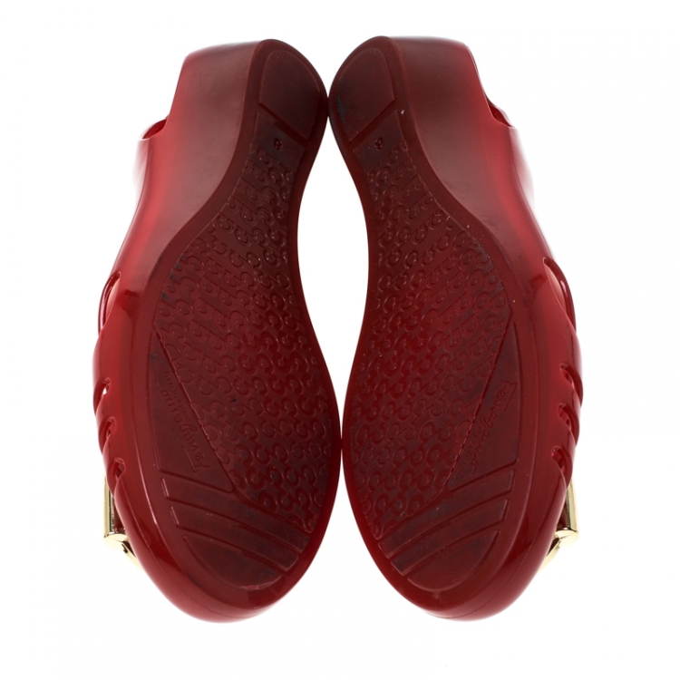 مملوكة مسبقًا Salvatore Ferragamo Red PVC Bermuda Ballet Flats Size 38.5