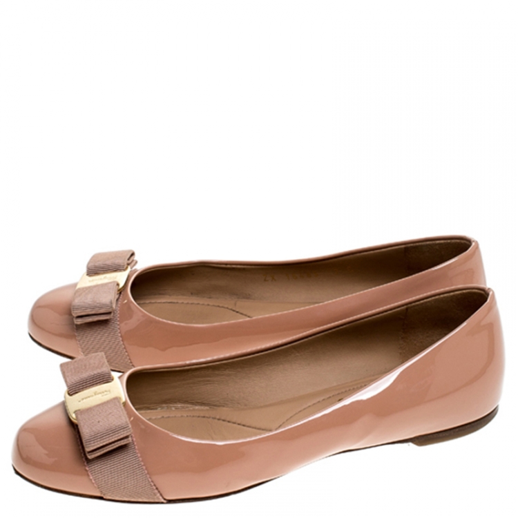 مملوكة مسبقًا Salvatore Ferragamo Beige Patent Leather Varina Ballet Flats Size 37.5 