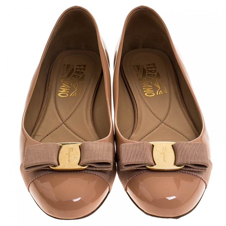 مملوكة مسبقًا Salvatore Ferragamo Beige Patent Leather Varina Ballet Flats Size 37.5 