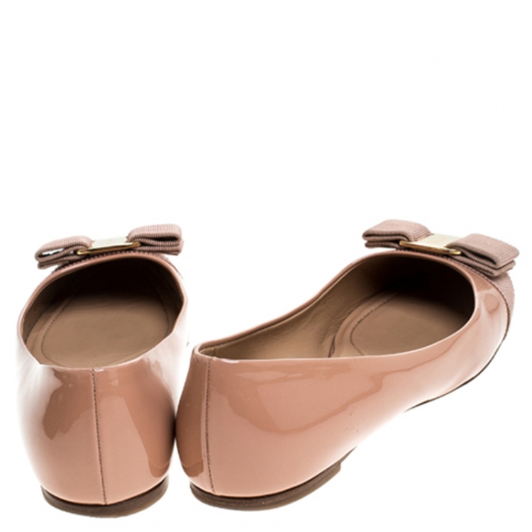 مملوكة مسبقًا Salvatore Ferragamo Beige Patent Leather Varina Ballet Flats Size 37.5 
