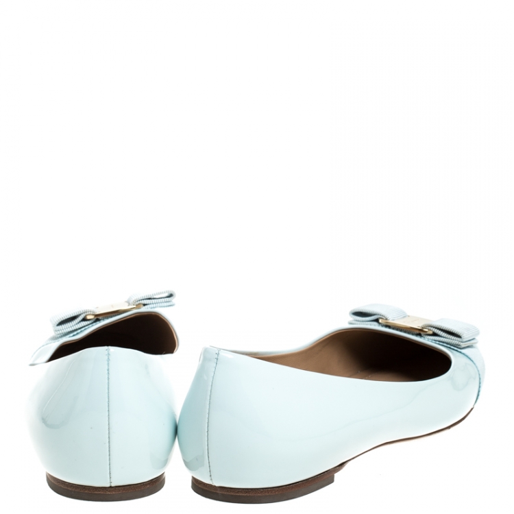 مملوكة مسبقًا Salvatore Ferragamo Blue Patent Leather Vara Bow Ballet Flats Size 39