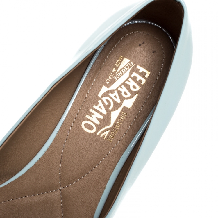 مملوكة مسبقًا Salvatore Ferragamo Blue Patent Leather Vara Bow Ballet Flats Size 39