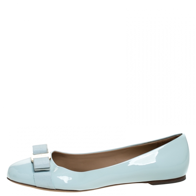 مملوكة مسبقًا Salvatore Ferragamo Blue Patent Leather Vara Bow Ballet Flats Size 39