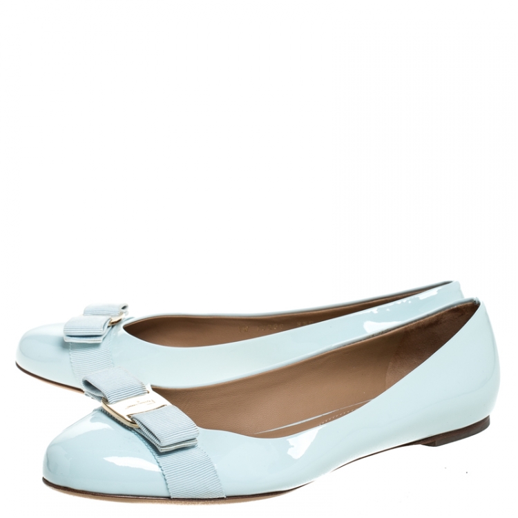 مملوكة مسبقًا Salvatore Ferragamo Blue Patent Leather Vara Bow Ballet Flats Size 39