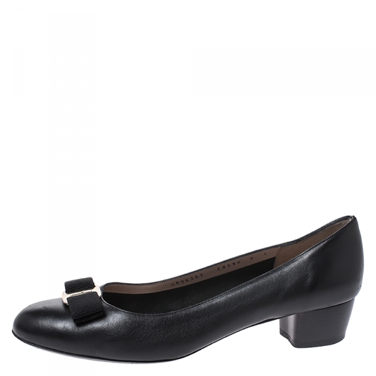 Pre Owned Salvatore Ferragamo Black Leather Vara Bow Pumps Size 39.5