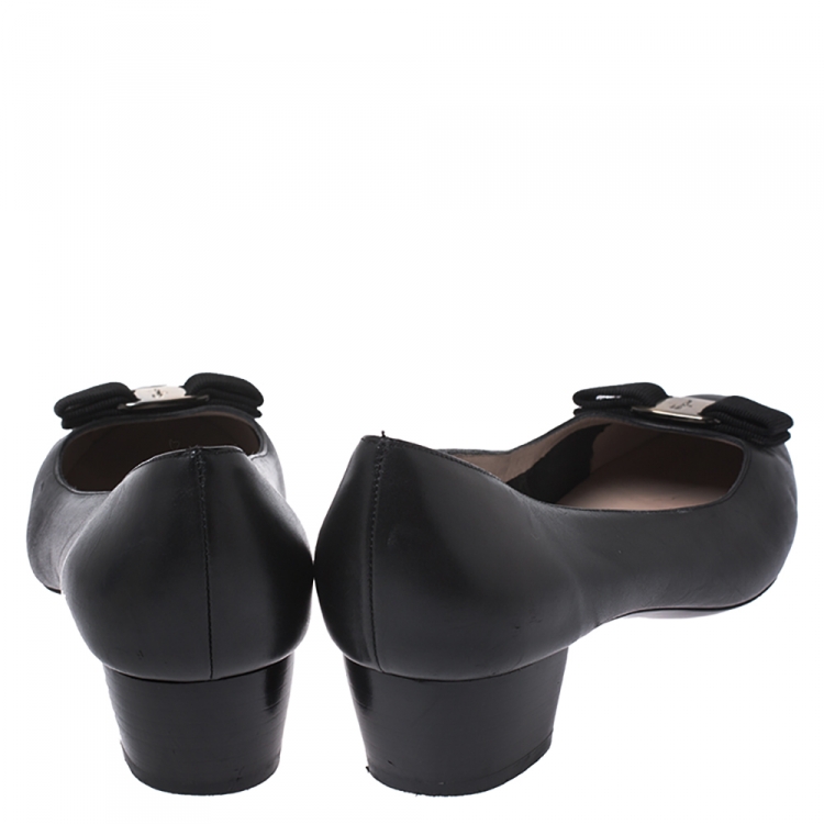 Pre Owned Salvatore Ferragamo Black Leather Vara Bow Pumps Size 39.5